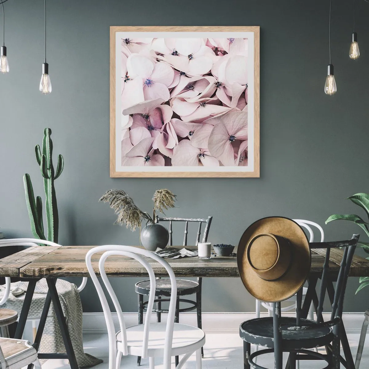 Een poster in een licht eiken lijst - In een vloed van bloemen - 40x40 cm