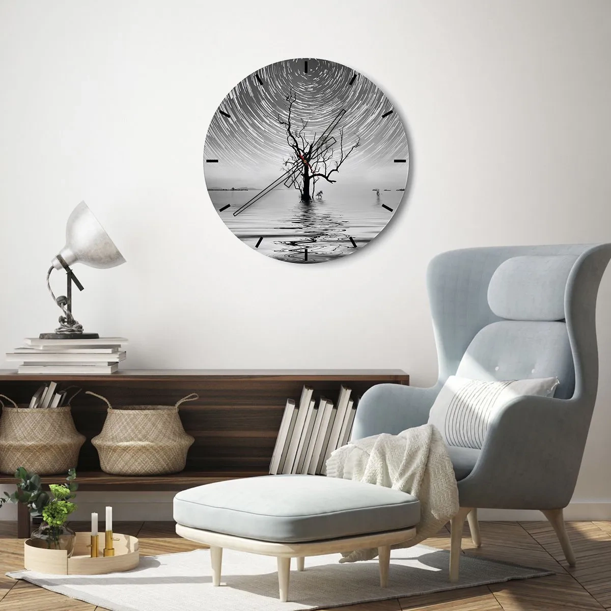 Wandklok - Klok - Zwart-wit landschap met een boom op het water en sterrencirkels - 30x30cm - Een symfonie van de natuur - Moderne wanddecoratie voor woonkamer, keuken en slaapkamer ARTTOR
