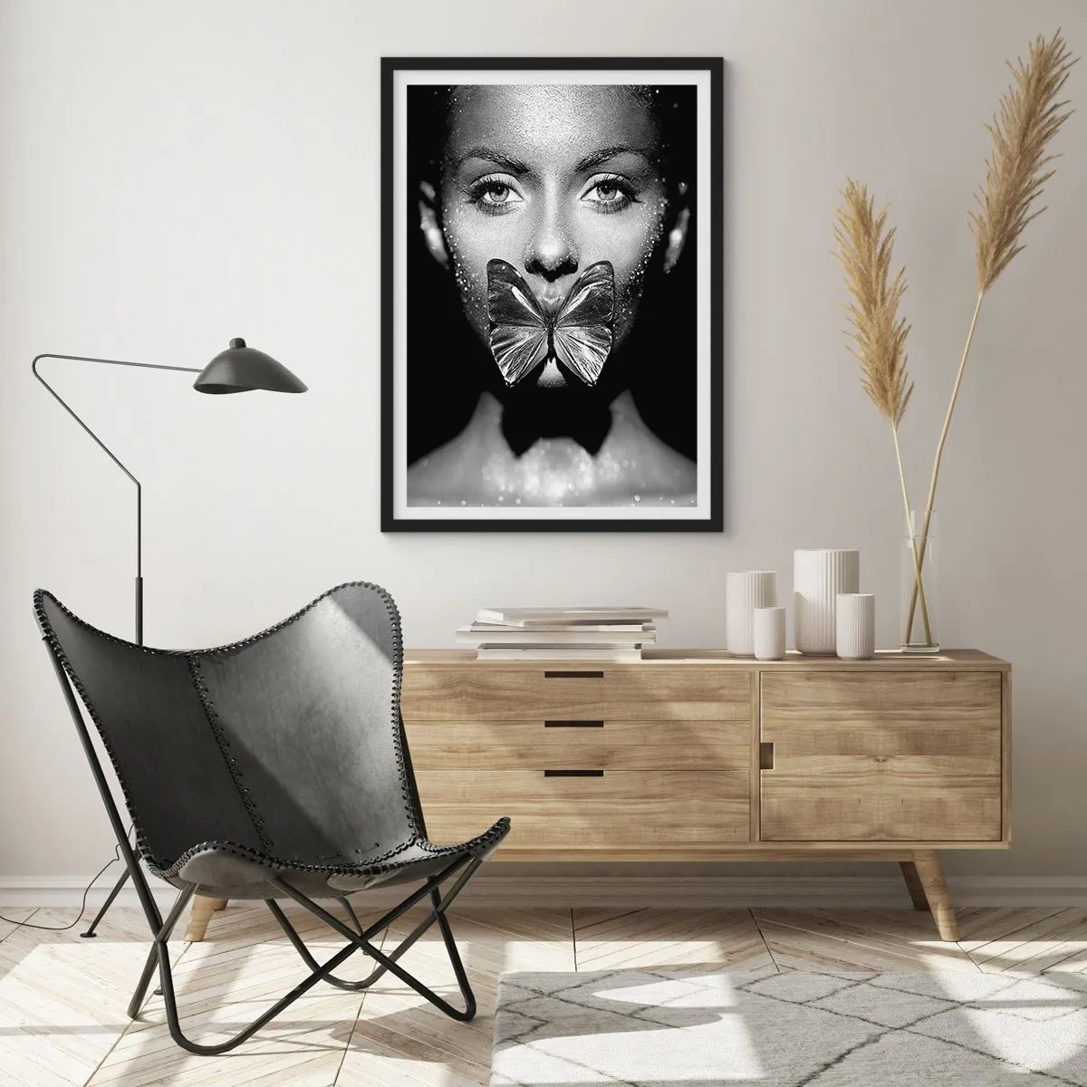 Poster in een zwarte lijst - Portret van een vrouw met een vlinder op haar lippen in zwart-wit - 50x70cm - Vlinder kus - Moderne wanddecoratie voor woonkamer en slaapkamer ARTTOR