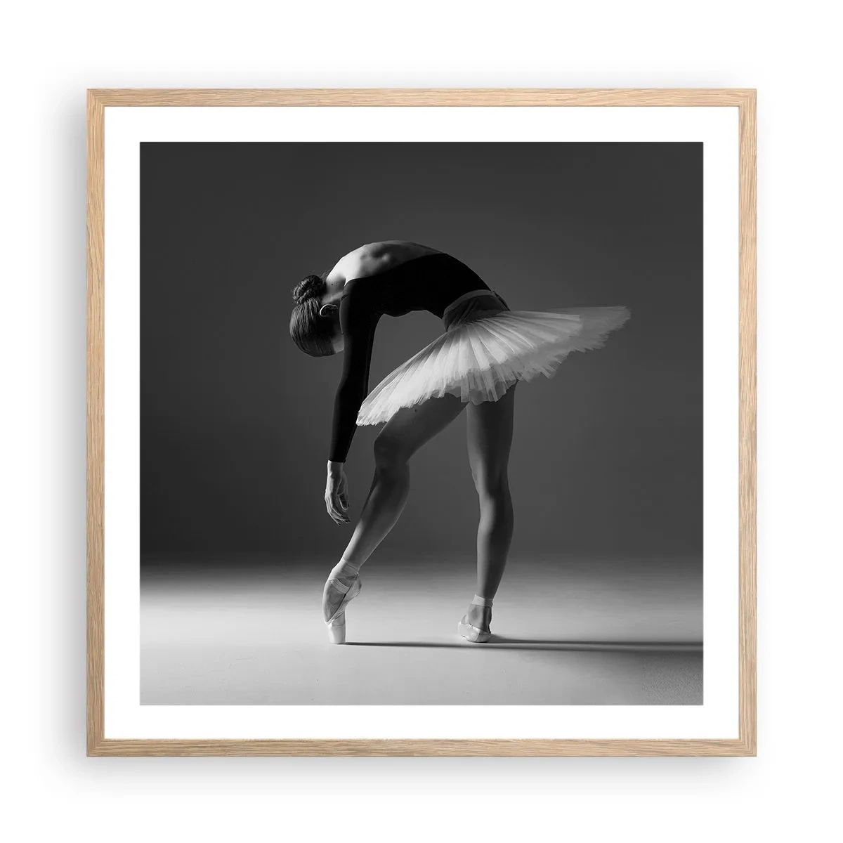 Een poster in een licht eiken lijst - Bella ballerina - 60x60 cm