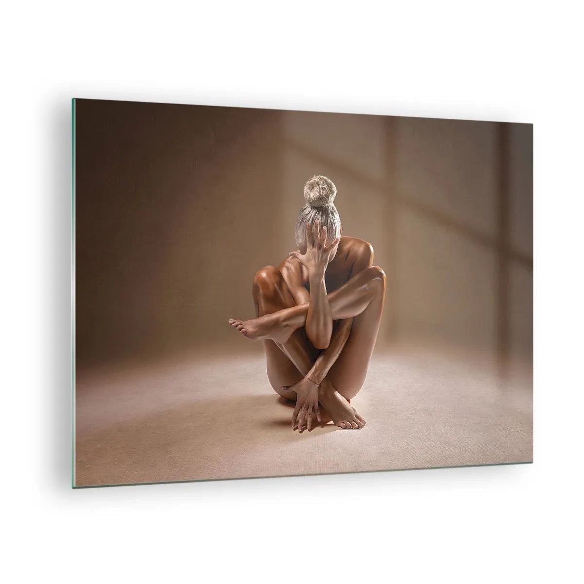 Schilderen op glas - Een sensuele vrouw in een artistieke pose tegen een schaduwachtige achtergrond. - 70x50cm - De eenheid van lichaam en geest - Moderne wanddecoratie voor woonkamer en slaapkamer ARTTOR