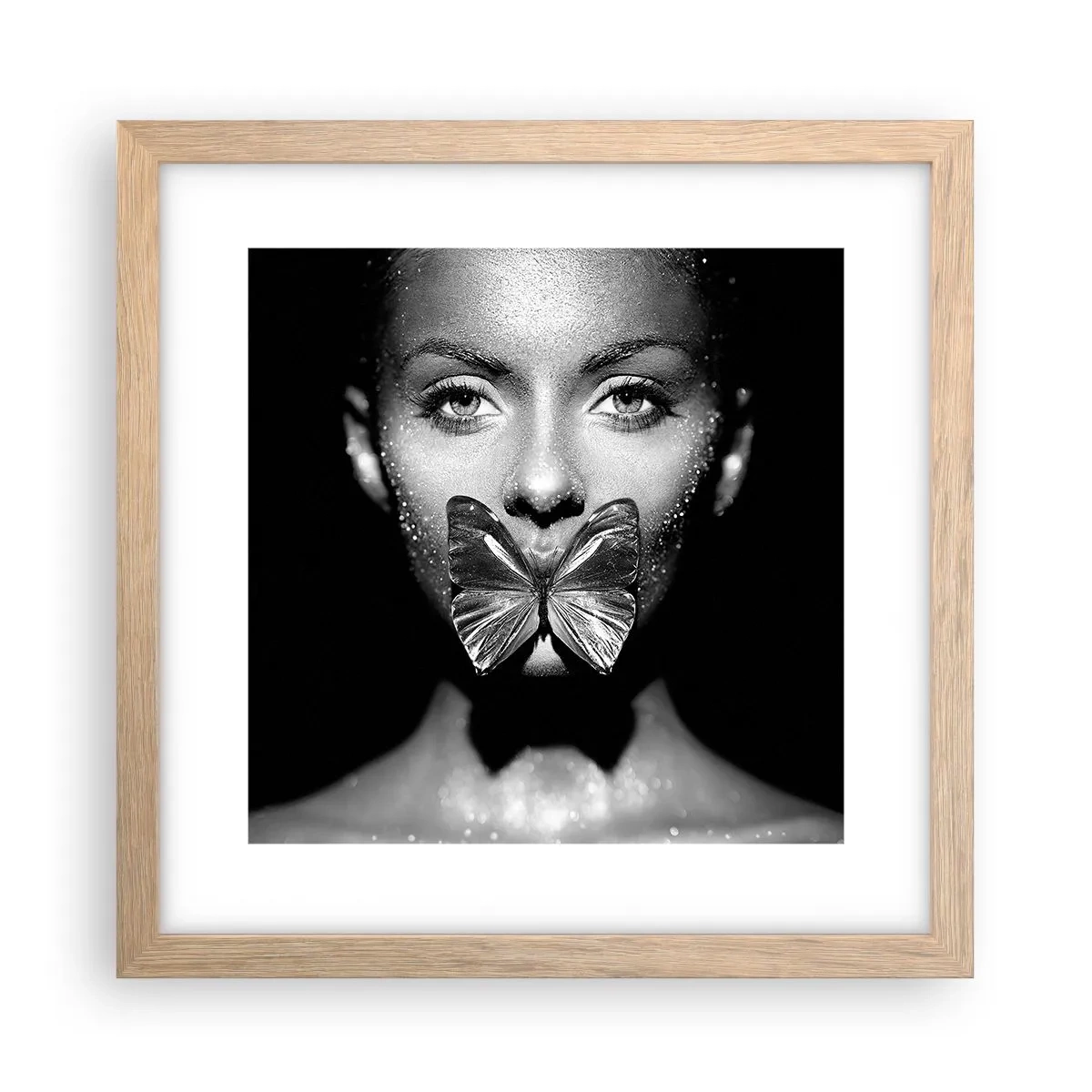 Een poster in een licht eiken lijst - Vlinder kus - 30x30 cm