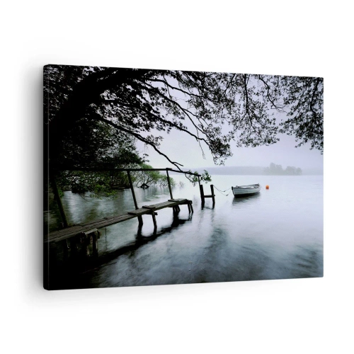 Schilderen op canvas - Een steiger over het water met een boot op de achtergrond, omgeven door een mistig landschap - 70x50cm - Je bent al aan het rusten - Moderne wanddecoratie voor woonkamer en slaapkamer ARTTOR