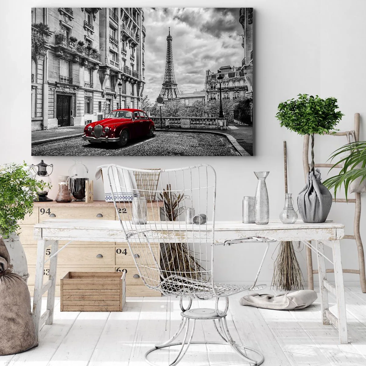 Schilderen op canvas - Een rode auto met de Eiffeltoren op de achtergrond in een zwart-witte setting - 70x50cm - Roofdier in de stad - Moderne wanddecoratie voor woonkamer en slaapkamer ARTTOR