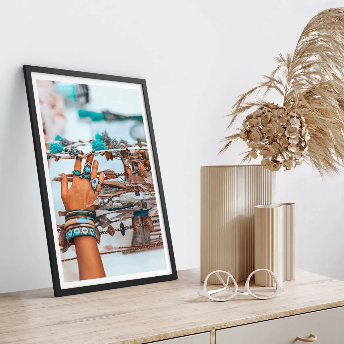 Poster in een zwarte lijst - Een hand versierd met sieraden tegen een boho-achtergrond - 50x70cm - Lokale schatten - Moderne wanddecoratie voor woonkamer en slaapkamer ARTTOR