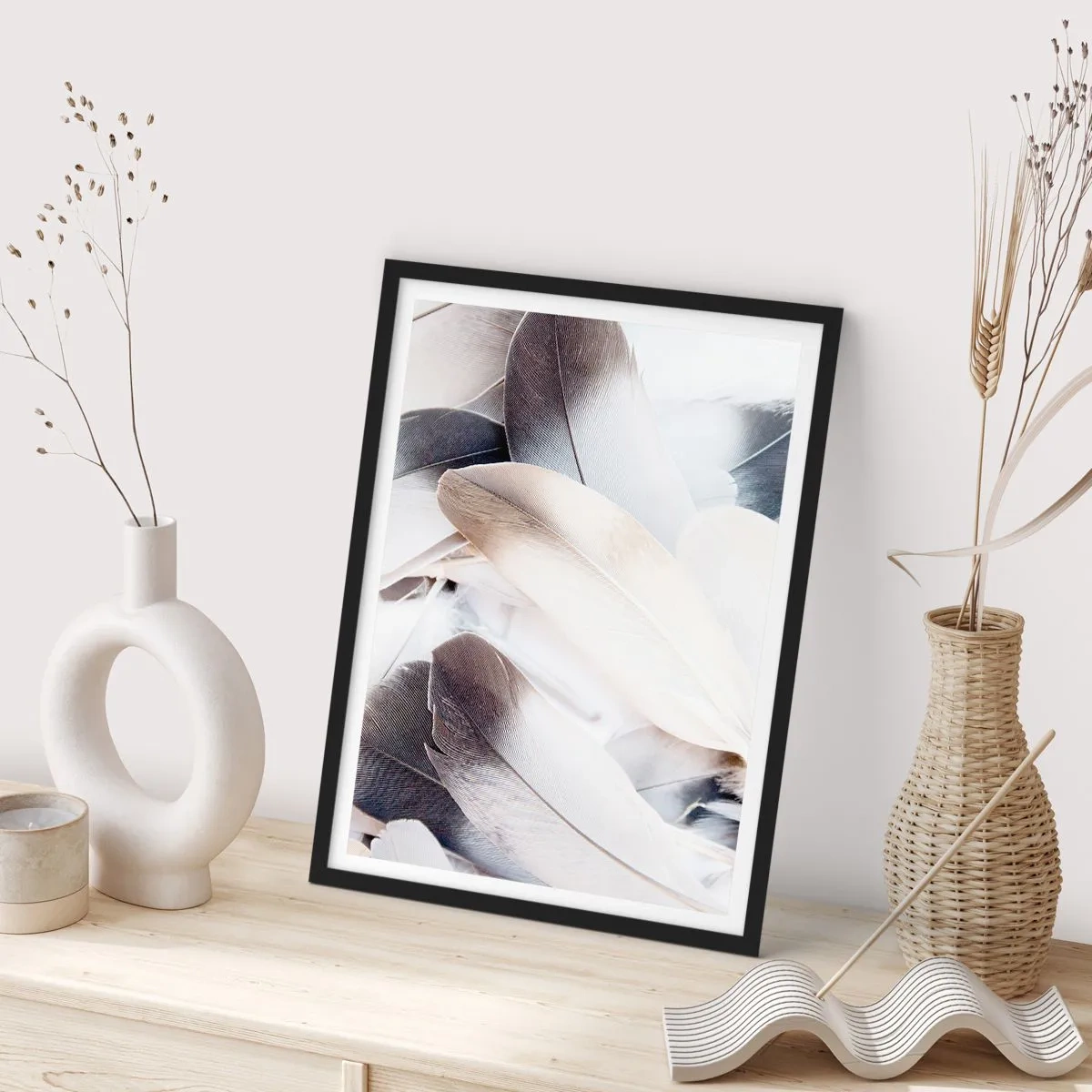 Poster in een zwarte lijst - Delicate veren in een heldere, minimalistische compositie - 50x70cm - Bijna engelachtig - Moderne wanddecoratie voor woonkamer en slaapkamer ARTTOR