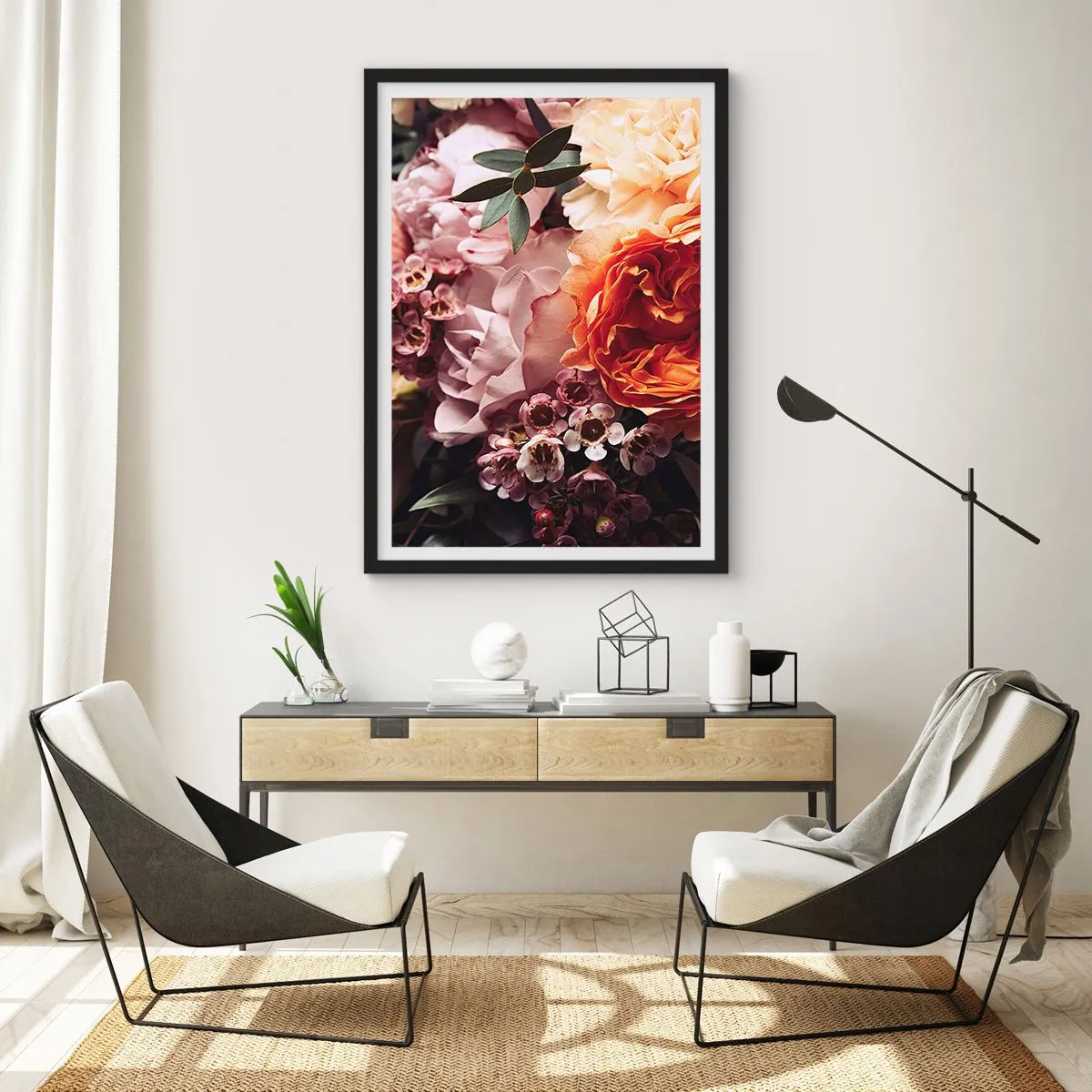 Poster in een zwarte lijst - Een close-up van een boeket bloemen in de kleuren roze, oranje en crème. - 50x70cm - Gehuld in schoonheid - Moderne wanddecoratie voor woonkamer en slaapkamer ARTTOR