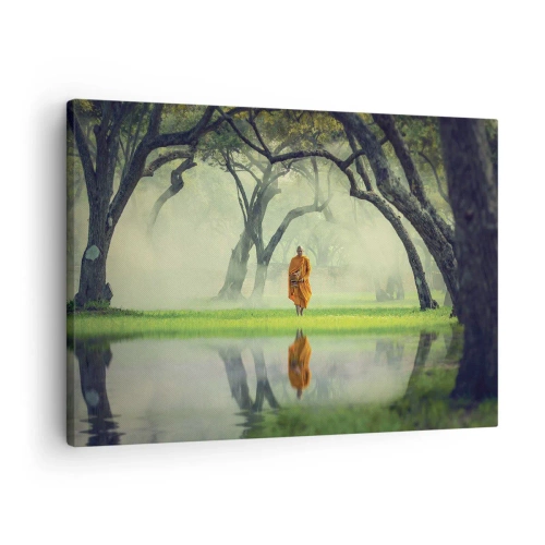 Schilderen op canvas - Een monnik in een oranje gewaad in een bos met een mistige achtergrond en weerspiegeling in het water. - 70x50cm - Op weg naar verlichting - Moderne wanddecoratie voor woonkamer en slaapkamer ARTTOR