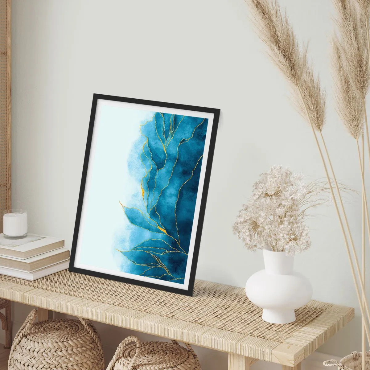 Poster in een zwarte lijst - Een abstracte compositie in blauwtinten met gouden lijnen. - 50x70cm - Blauw in goud - Moderne wanddecoratie voor woonkamer en slaapkamer ARTTOR