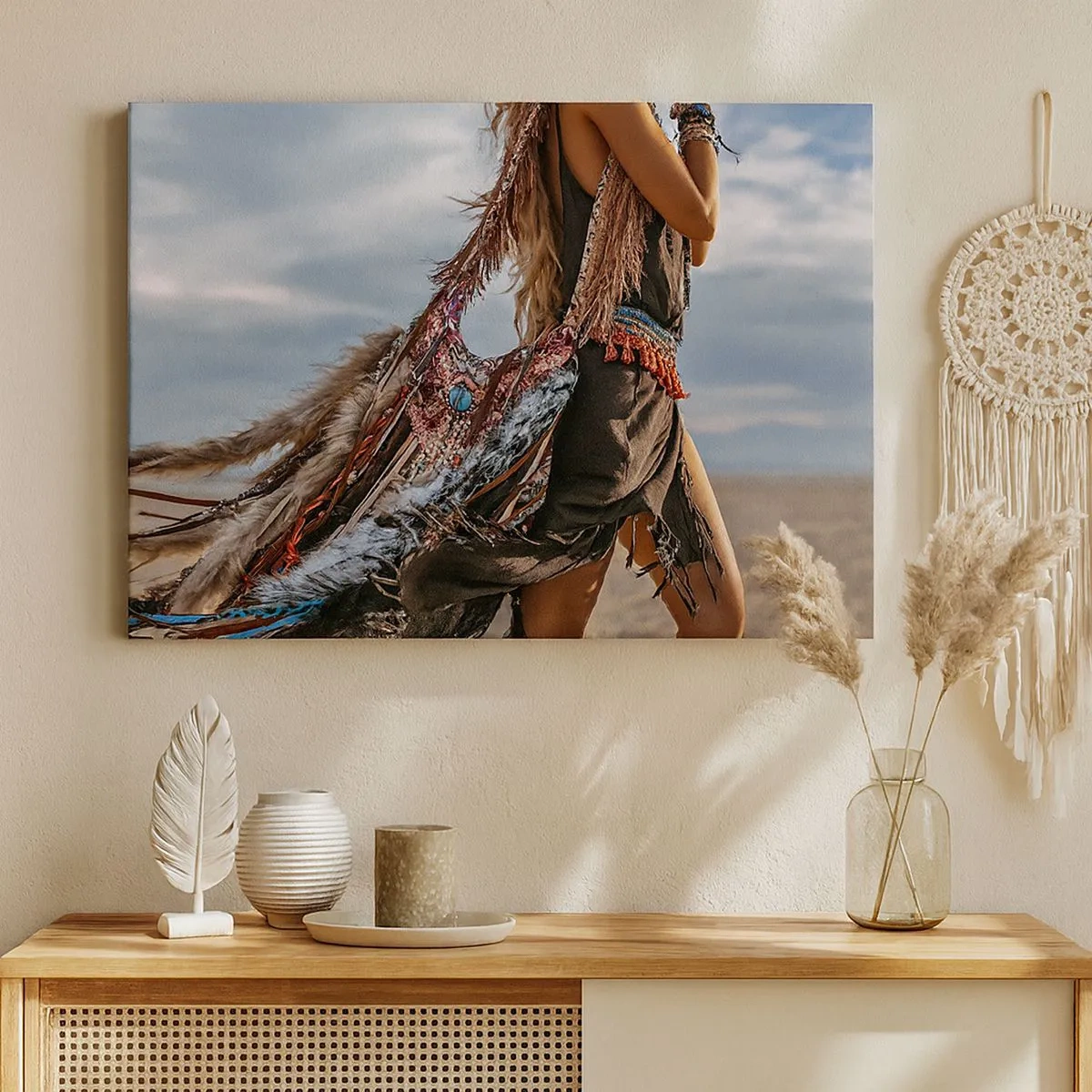 Schilderen op canvas - Een vrouw in boho-stijl met veren en sieradendetails - 70x50cm - Het meisje van de sjamaan - Moderne wanddecoratie voor woonkamer en slaapkamer ARTTOR