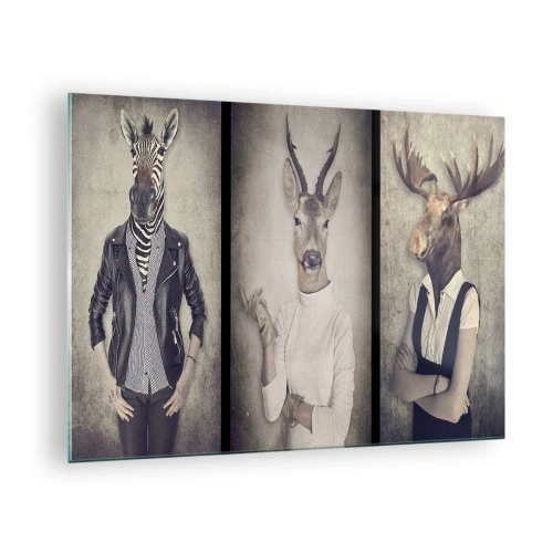 Schilderen op glas - Drie dierfiguren in menselijke kleding tegen een neutrale achtergrond - 70x50cm - Laat de gebaren spreken - Moderne wanddecoratie voor woonkamer en slaapkamer ARTTOR