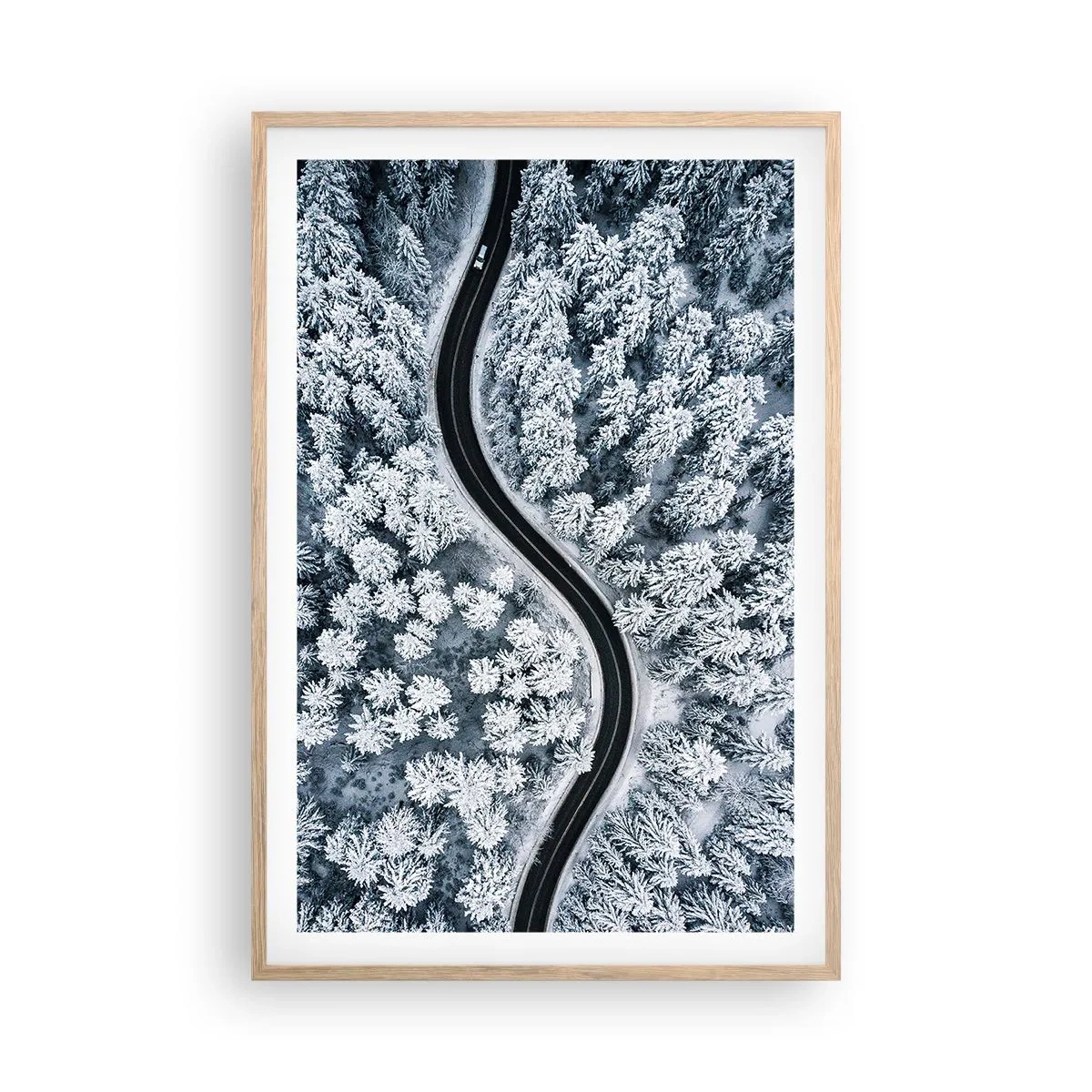 Een poster in een licht eiken lijst - Door het winterbos - 61x91 cm