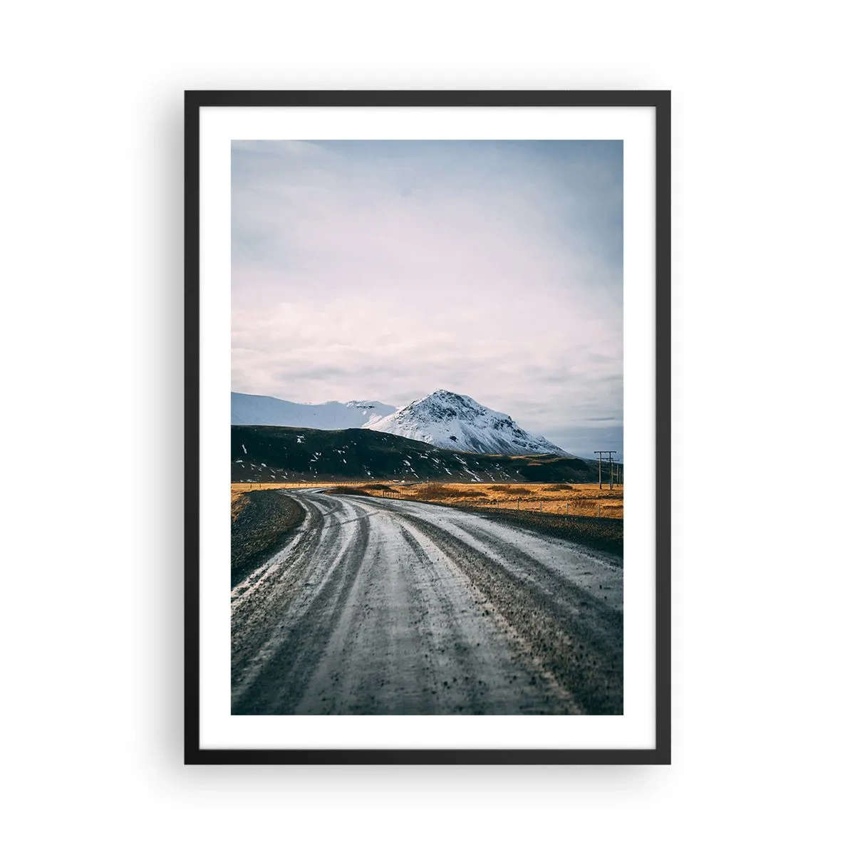 Poster in een zwarte lijst - Een weg die naar de met sneeuw bedekte bergen leidt - 50x70cm - In de IJslandse sfeer - Moderne wanddecoratie voor woonkamer en slaapkamer ARTTOR