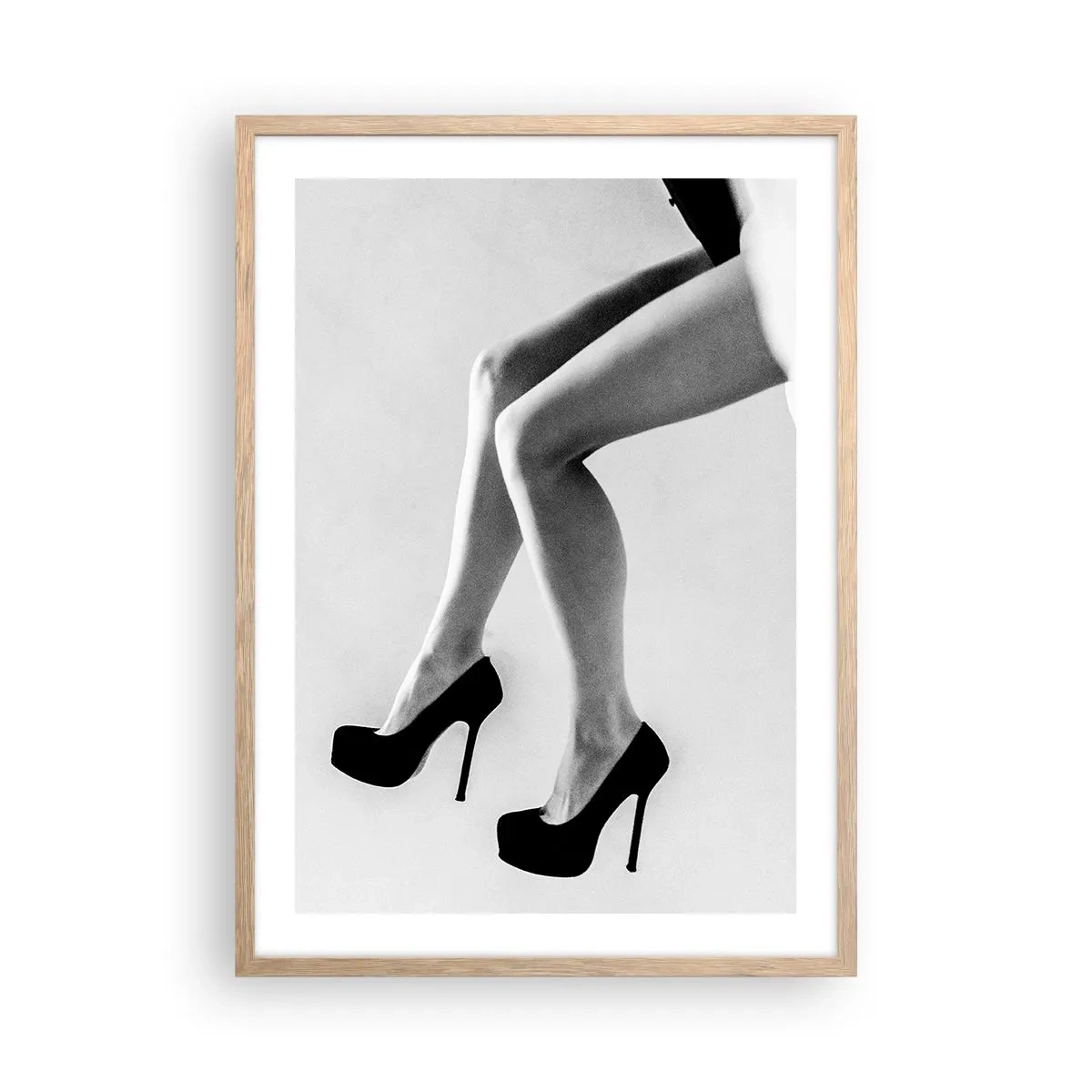 Een poster in een licht eiken lijst - Eeuwige vrouwelijkheid - 50x70 cm