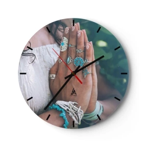 Wandklok - Klok - Handen met boho-sieraden tegen een natuurlijke achtergrond - 30x30cm - Welkom in het centrum van het zijn - Moderne wanddecoratie voor woonkamer, keuken en slaapkamer ARTTOR