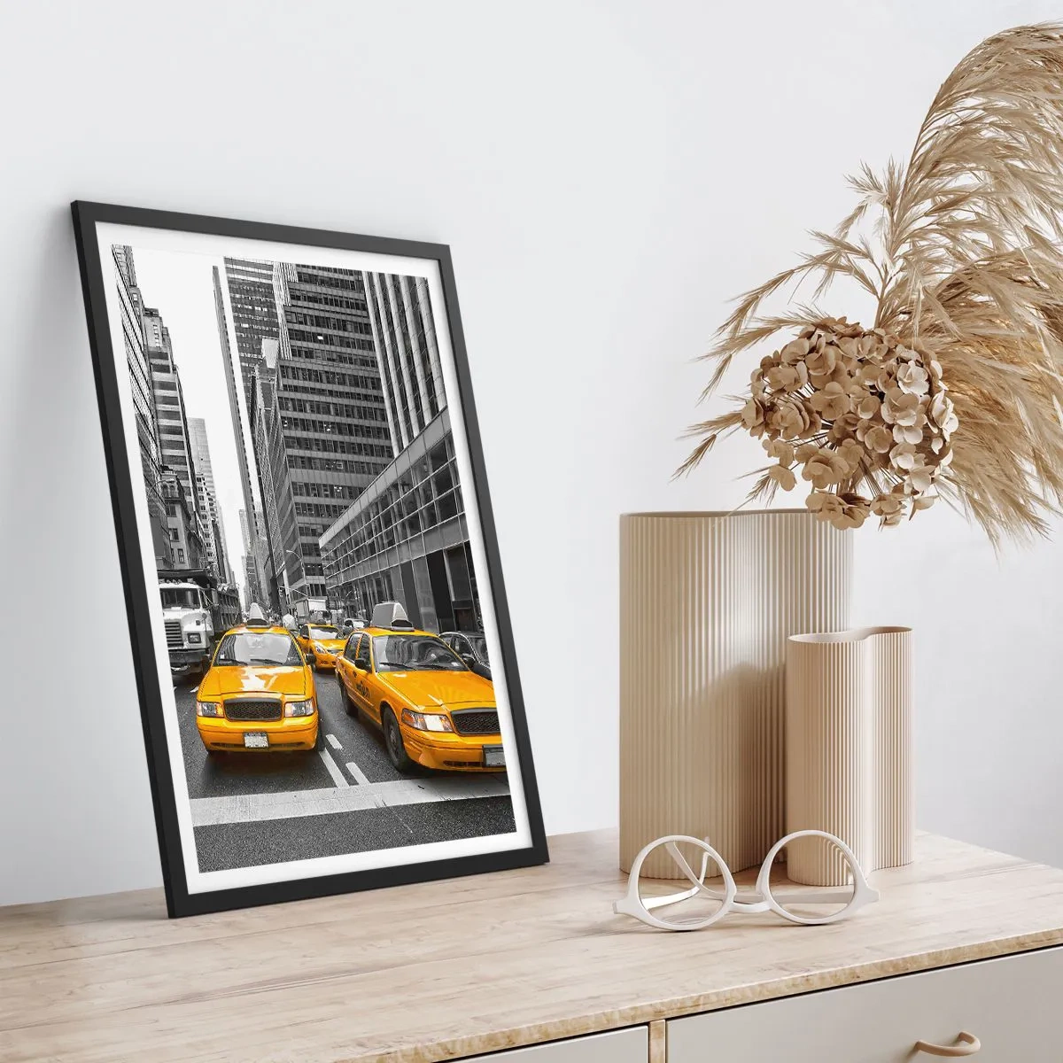 Poster in een zwarte lijst - Gele taxi's op de straten van New York - 50x70cm - Wij geven de stad de kleuren - Moderne wanddecoratie voor woonkamer en slaapkamer ARTTOR