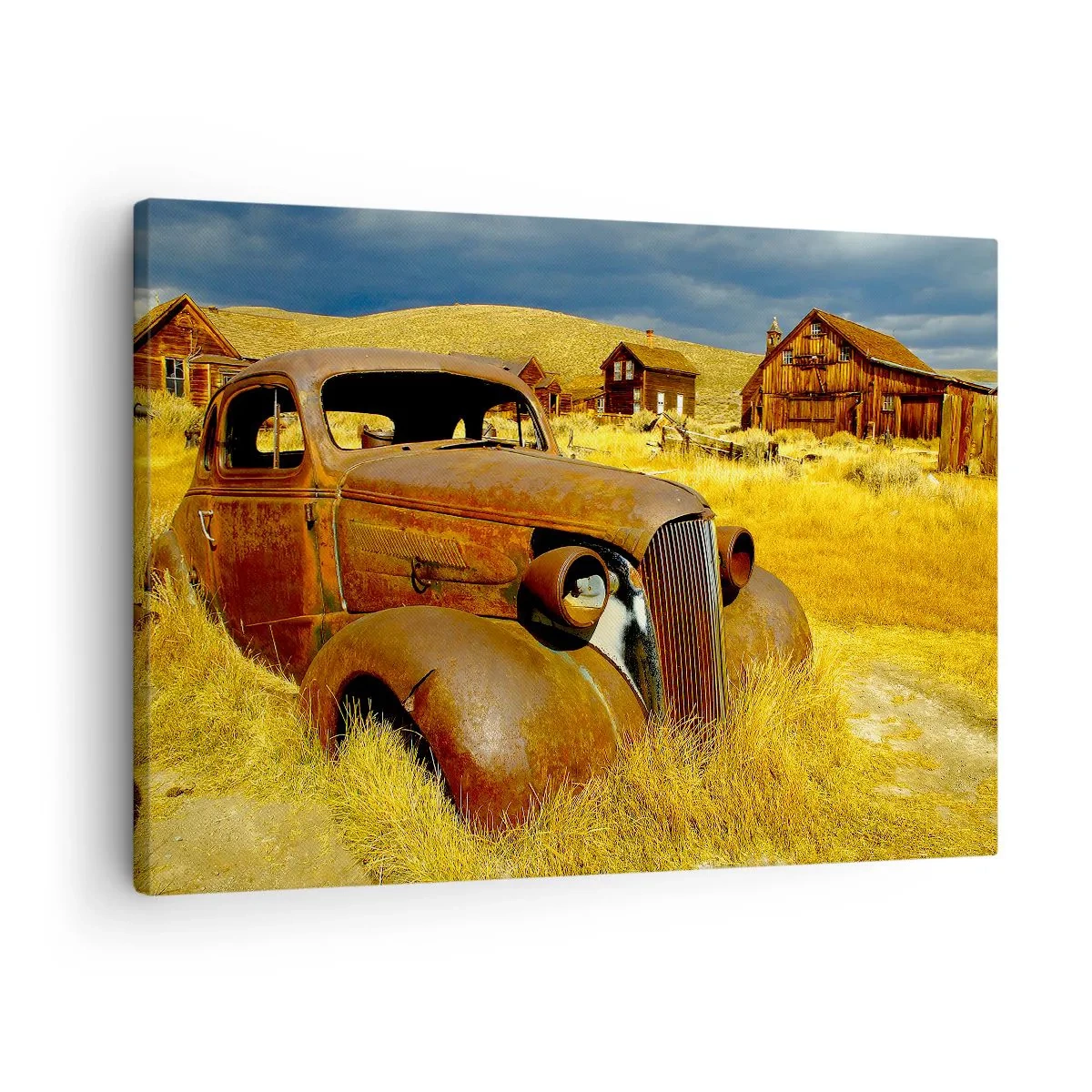 Schilderen op canvas - Een oude roestige auto tegen de achtergrond van verlaten houten hutten - 70x50cm - Een welverdiende rust - Moderne wanddecoratie voor woonkamer en slaapkamer ARTTOR