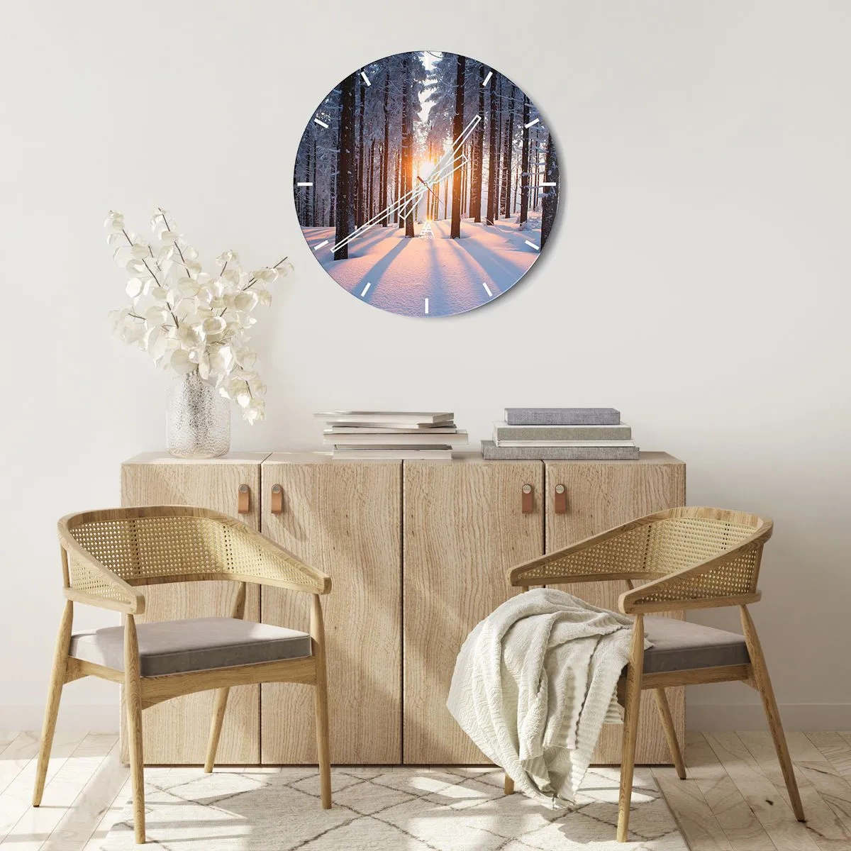 Wandklok - Klok - Besneeuwd bos in de ochtend met zonnestralen door de bomen - 30x30cm - Duidelijk in zwart-wit - Moderne wanddecoratie voor woonkamer, keuken en slaapkamer ARTTOR