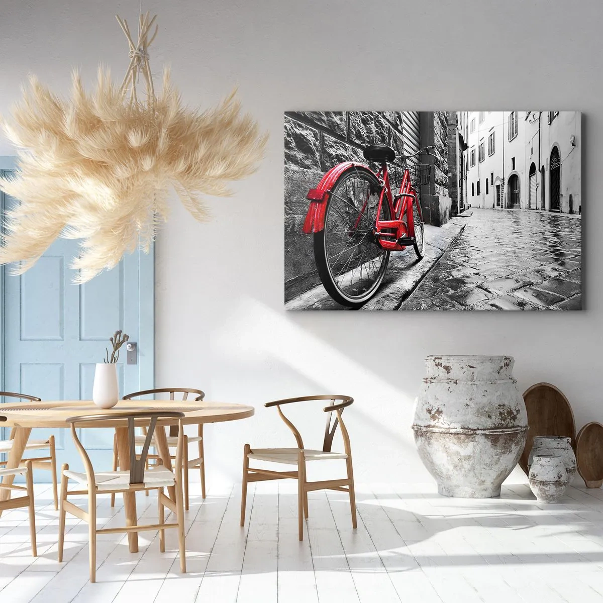 Schilderen op canvas - Rode fiets in een zwart-witte straat - 70x50cm - Echte schoonheid verveelt niet - Moderne wanddecoratie voor woonkamer en slaapkamer ARTTOR