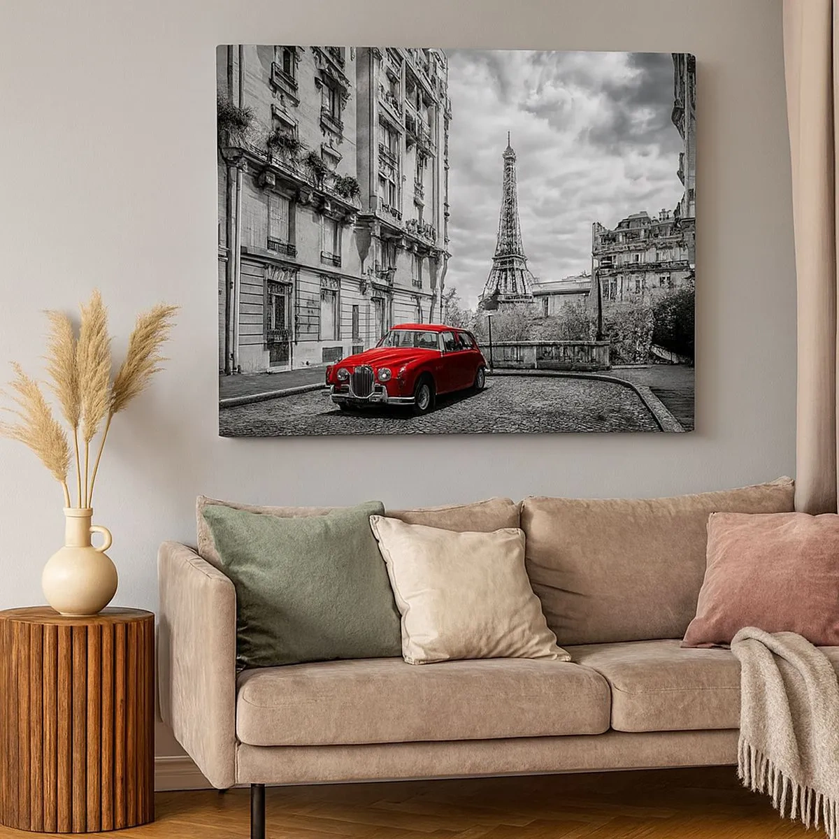 Schilderen op canvas - Een rode auto met de Eiffeltoren op de achtergrond in een zwart-witte setting - 70x50cm - Roofdier in de stad - Moderne wanddecoratie voor woonkamer en slaapkamer ARTTOR