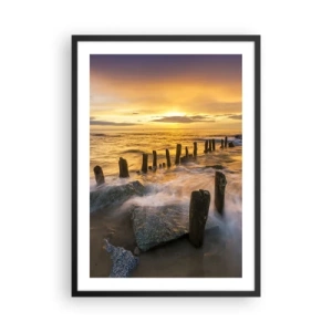 Poster in een zwarte lijst - Zonsondergang boven de zee met houten palen op het strand - 50x70cm - De rauwe schoonheid van de Oostzee - Moderne wanddecoratie voor woonkamer en slaapkamer ARTTOR