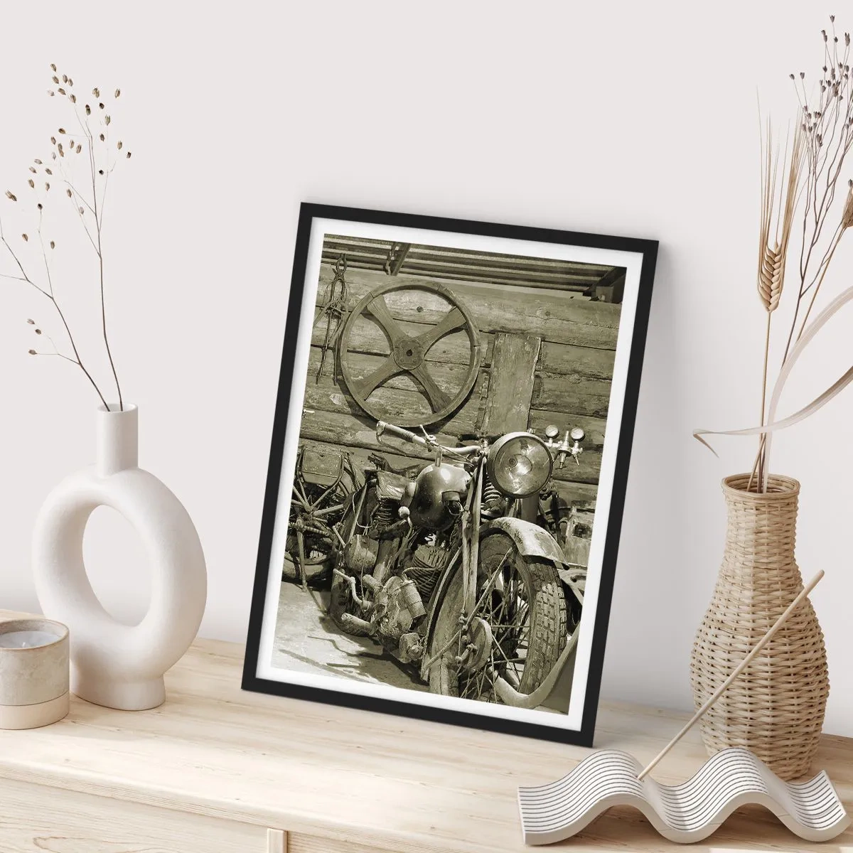 Poster in een zwarte lijst - Een oude motorfiets in een houten schuur met een wiel op de achtergrond - 50x70cm - In de schuur van oom Władek - Moderne wanddecoratie voor woonkamer en slaapkamer ARTTOR