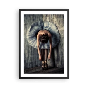Poster in een zwarte lijst - Een elegante ballerina in een klassieke pose tegen een ruwe muur. - 50x70cm - Wanneer de muziek stopt - Moderne wanddecoratie voor woonkamer en slaapkamer ARTTOR