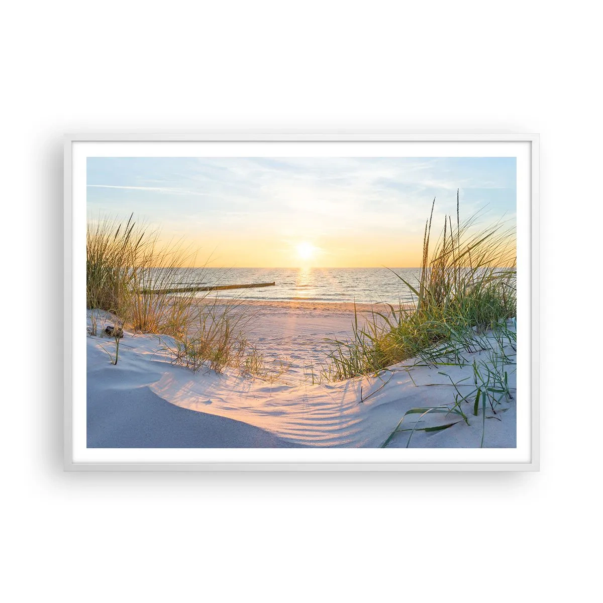 Poster in een witte lijst - Het geluid van de zee, het zingen van vogels, een wild strand tussen het gras... - 100x70 cm