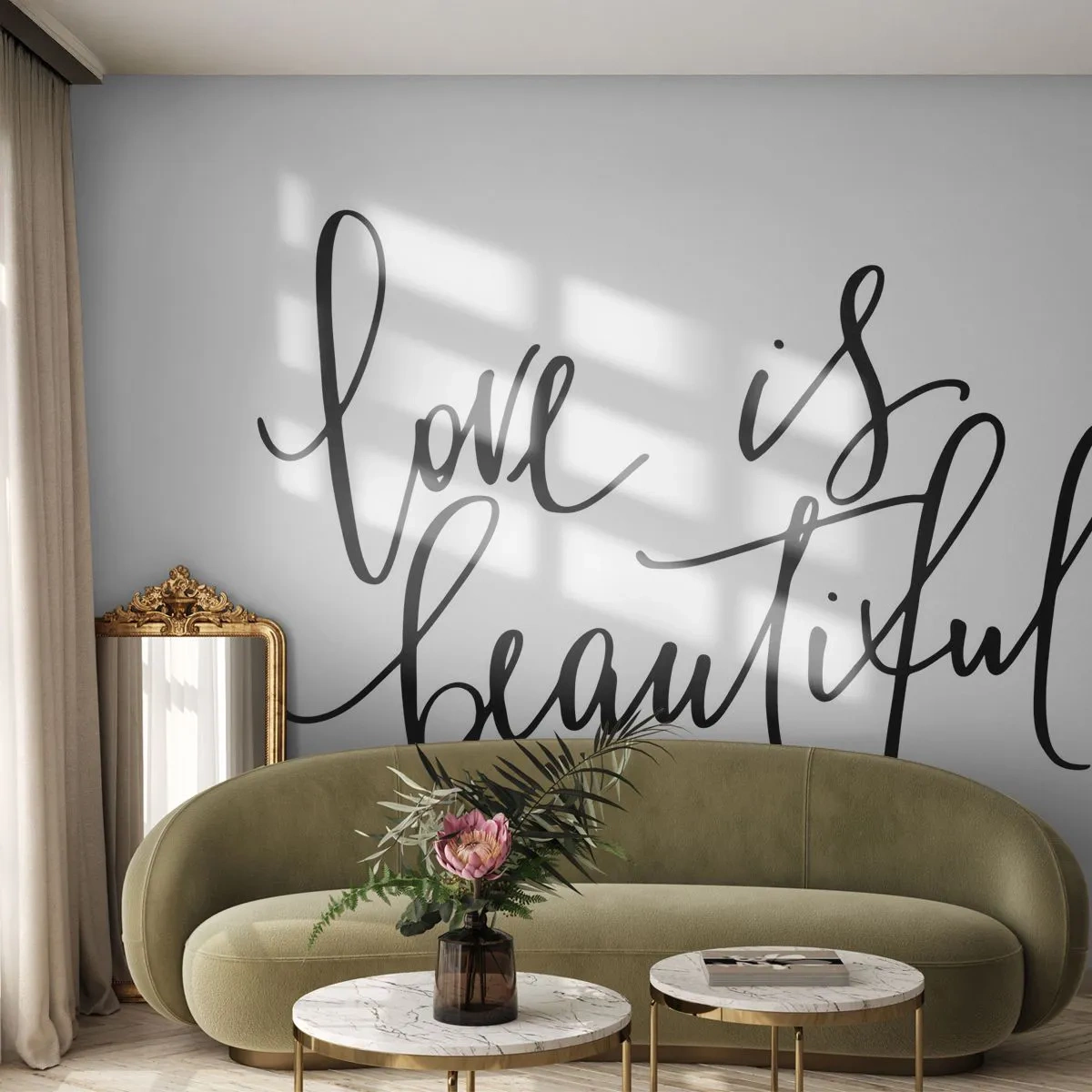 Fotobehang Standard Eco - Het citaat 'Liefde is mooi' in elegant handschrift op een witte achtergrond - 100x70cm - Lees en herhaal - Moderne wanddecoratie voor woonkamer en slaapkamer ARTTOR