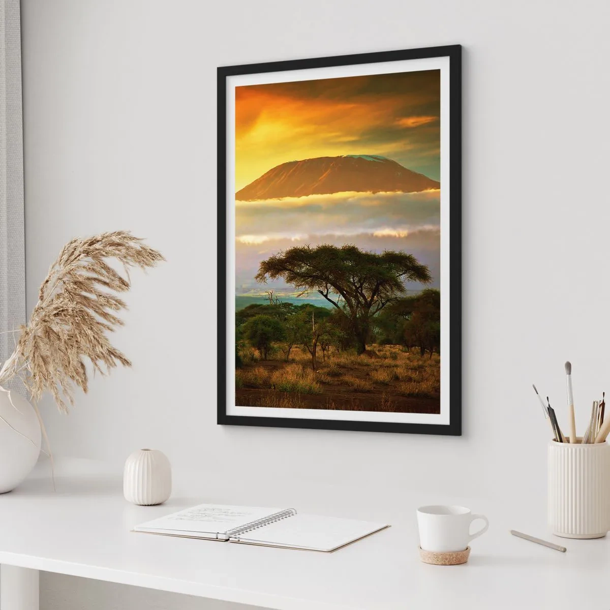 Poster in een zwarte lijst - Kilimanjaro bij zonsondergang in de Afrikaanse savanne - 50x70cm - Een reizigersdroom - Moderne wanddecoratie voor woonkamer en slaapkamer ARTTOR