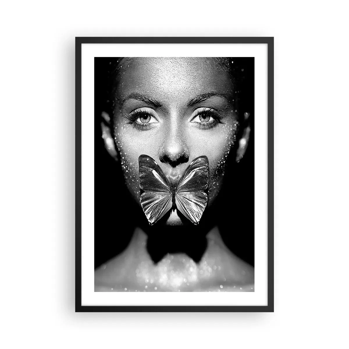 Poster in een zwarte lijst - Portret van een vrouw met een vlinder op haar lippen in zwart-wit - 50x70cm - Vlinder kus - Moderne wanddecoratie voor woonkamer en slaapkamer ARTTOR