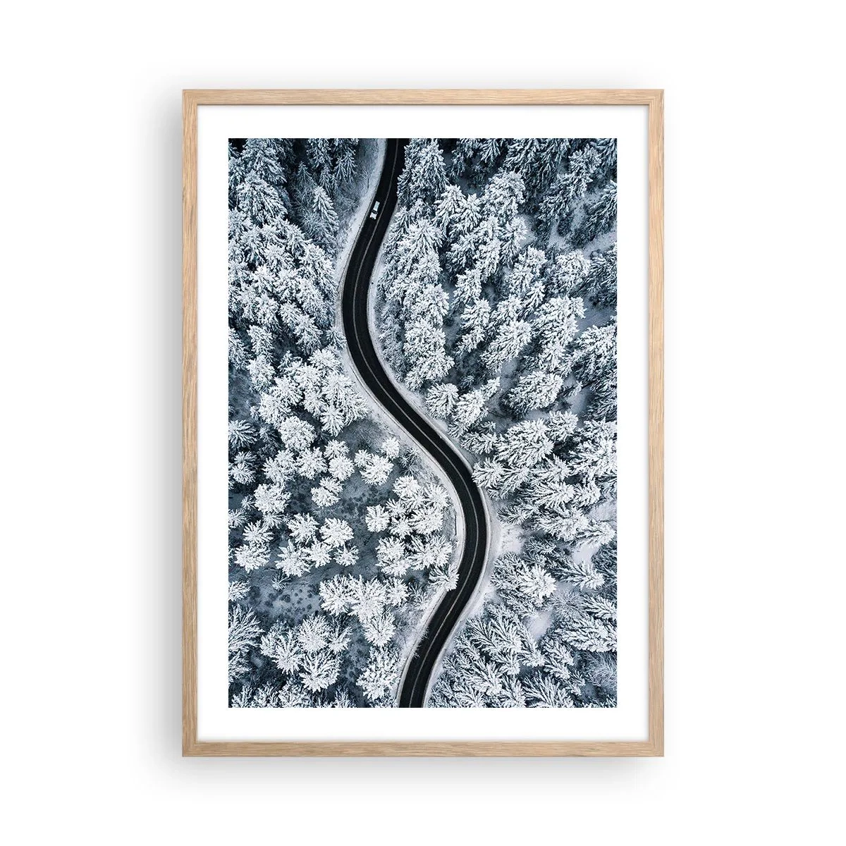 Een poster in een licht eiken lijst - Door het winterbos - 50x70 cm