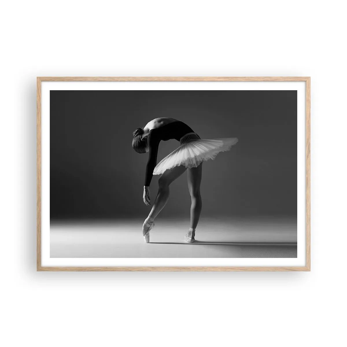 Een poster in een licht eiken lijst - Bella ballerina - 100x70 cm