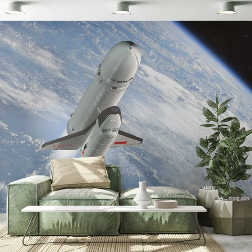 Fotobehang Standard Eco - Space Shuttle in de ruimte boven de aarde - 100x70cm - Kosmische Hemelvaart - Moderne wanddecoratie voor woonkamer en slaapkamer ARTTOR