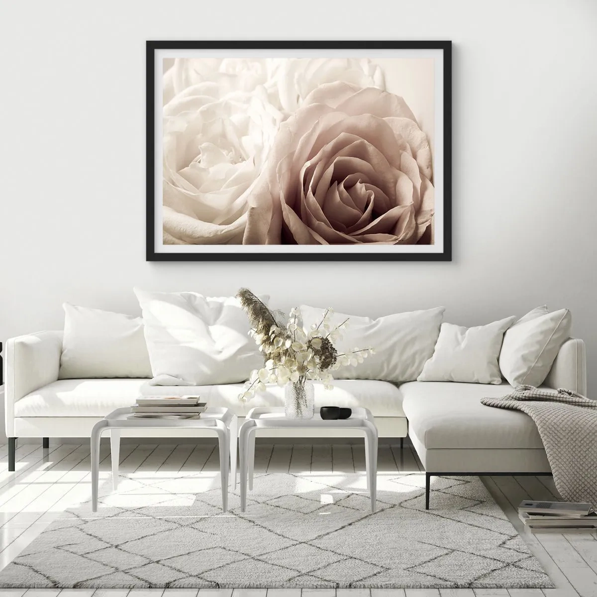 Poster in een zwarte lijst - In het hart van een roos - 70x50 cm