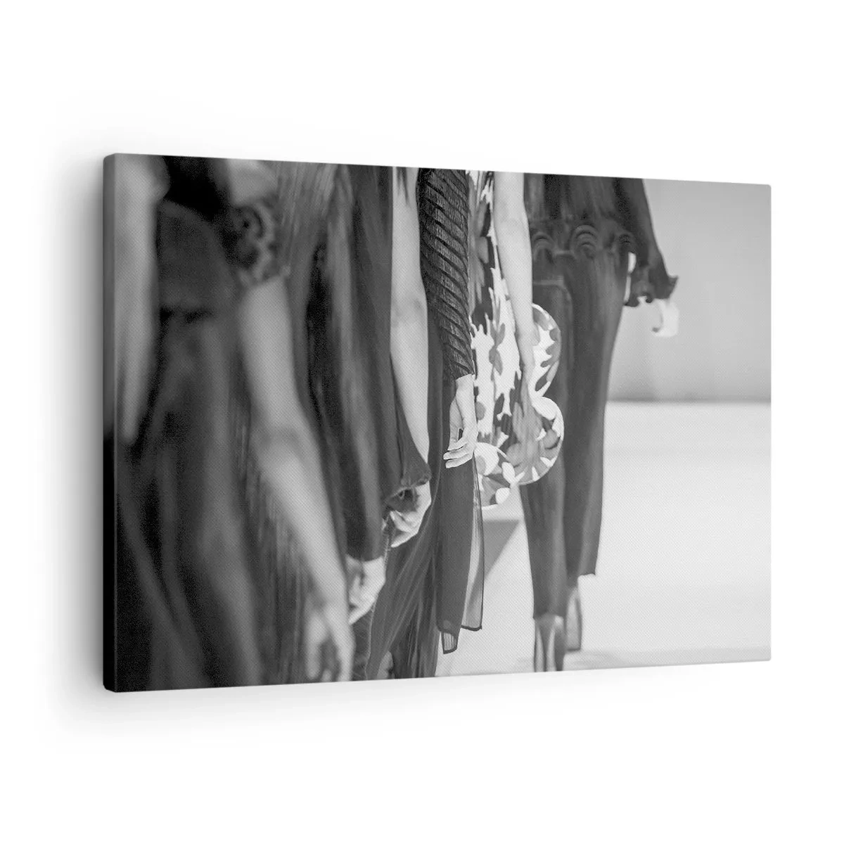 Schilderen op canvas - Een zwart-witscène van een modeshow waarin de details van de jurken en de figuren van de modellen te zien zijn. - 70x50cm - Een stijlvolle optocht - Moderne wanddecoratie voor woonkamer en slaapkamer ARTTOR