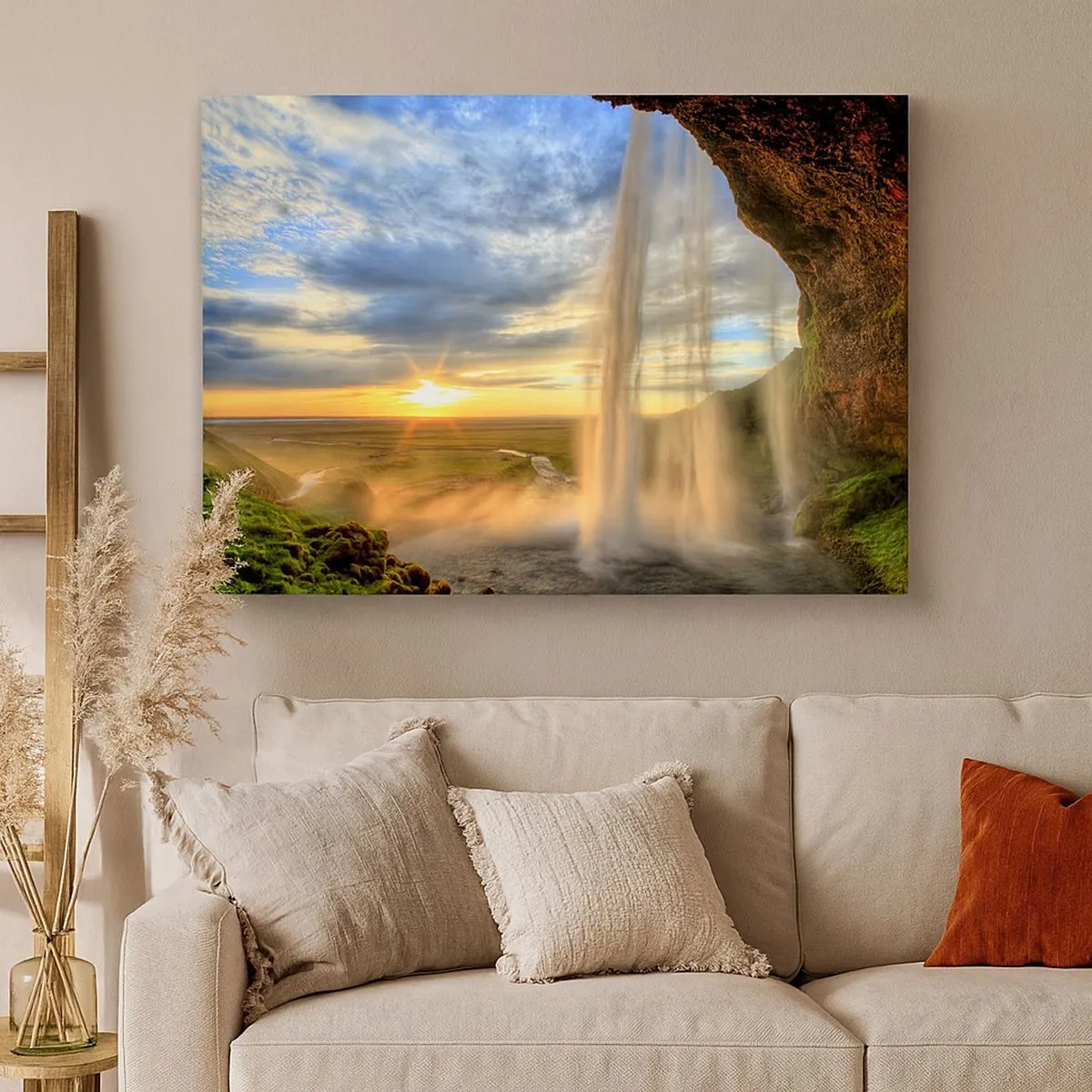 Schilderen op canvas - Een waterval verlicht door zonlicht tegen een landschapsachtergrond - 70x50cm - De wereld achter een sluier van druppels - Moderne wanddecoratie voor woonkamer en slaapkamer ARTTOR