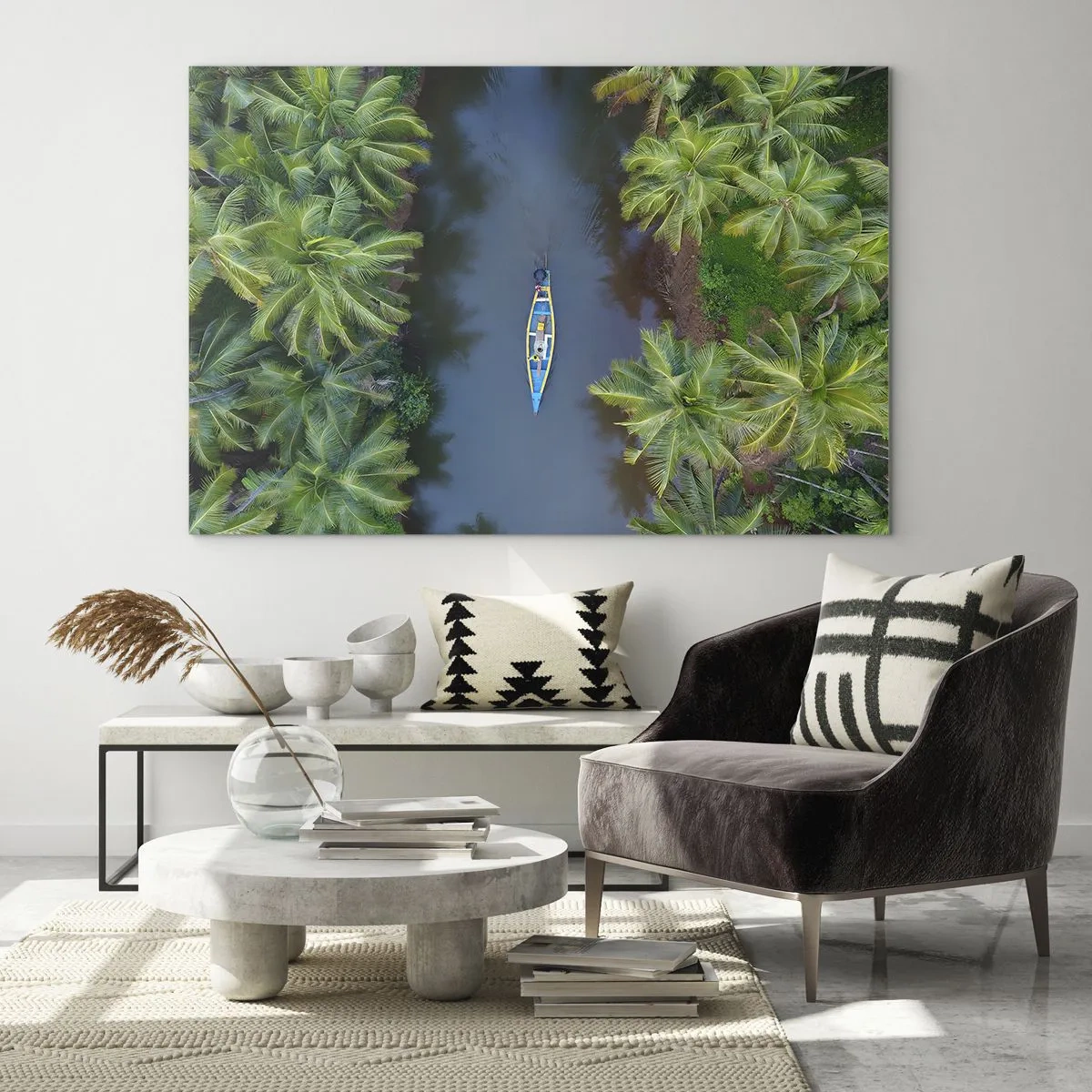 Schilderen op glas - Een vogelperspectief van een boot die door een kanaal vaart tussen tropische palmbomen - 70x50cm - Op een tropisch parcours - Moderne wanddecoratie voor woonkamer en slaapkamer ARTTOR