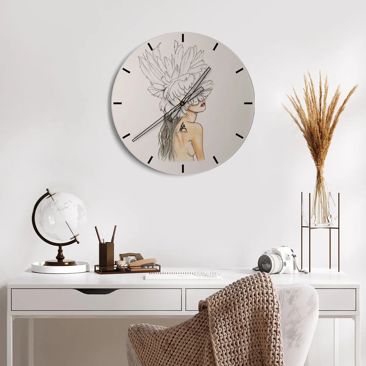 Wandklok - Klok - Portret van een vrouw met een pluim voor haar ogen - 30x30cm - gekroonde schoonheid - Moderne wanddecoratie voor woonkamer, keuken en slaapkamer ARTTOR