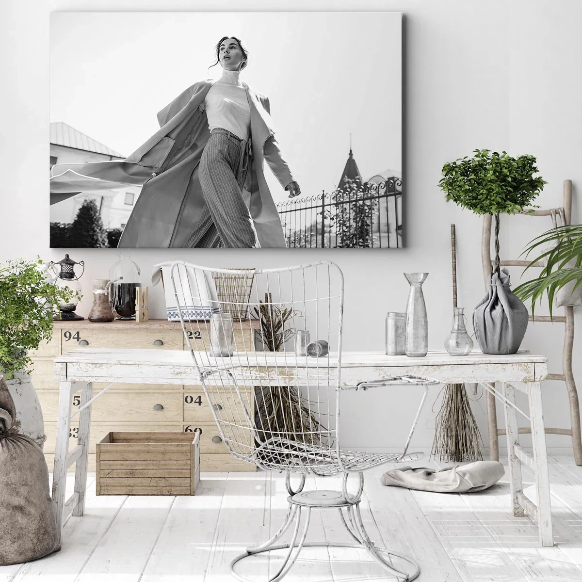 Schilderen op canvas - Stijlvolle vrouw in een jas tegen een zwart-witte architecturale achtergrond - 70x50cm - Ga je mee? - Moderne wanddecoratie voor woonkamer en slaapkamer ARTTOR