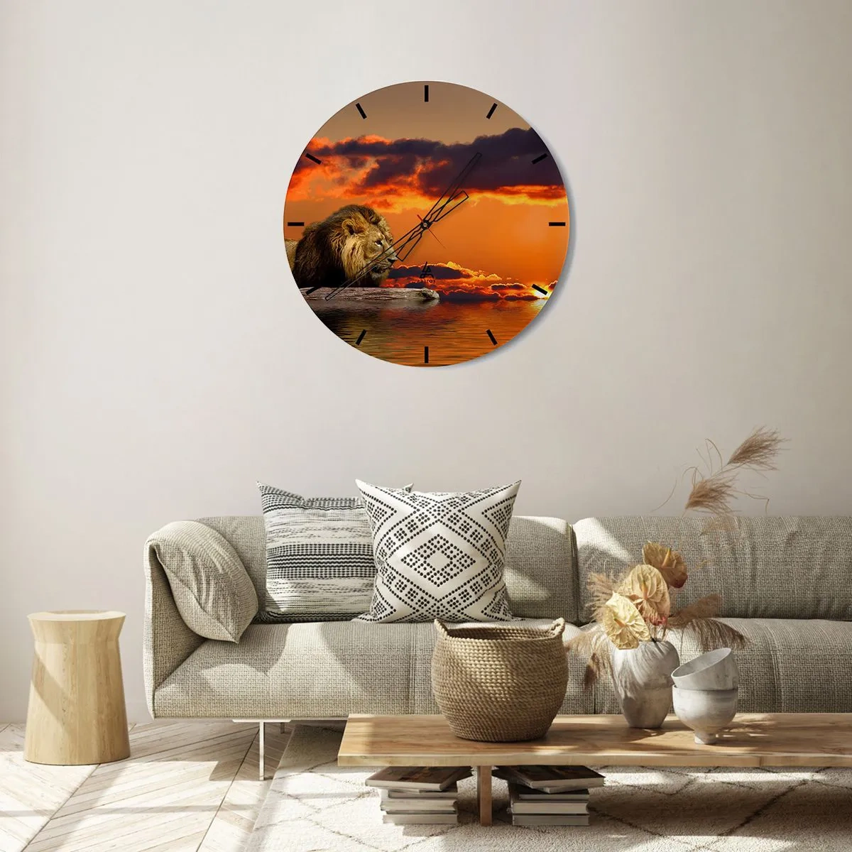 Wandklok - Klok - Een leeuw die rust tegen de achtergrond van een zonsondergang - 30x30cm - Koning van de natuur - Moderne wanddecoratie voor woonkamer, keuken en slaapkamer ARTTOR