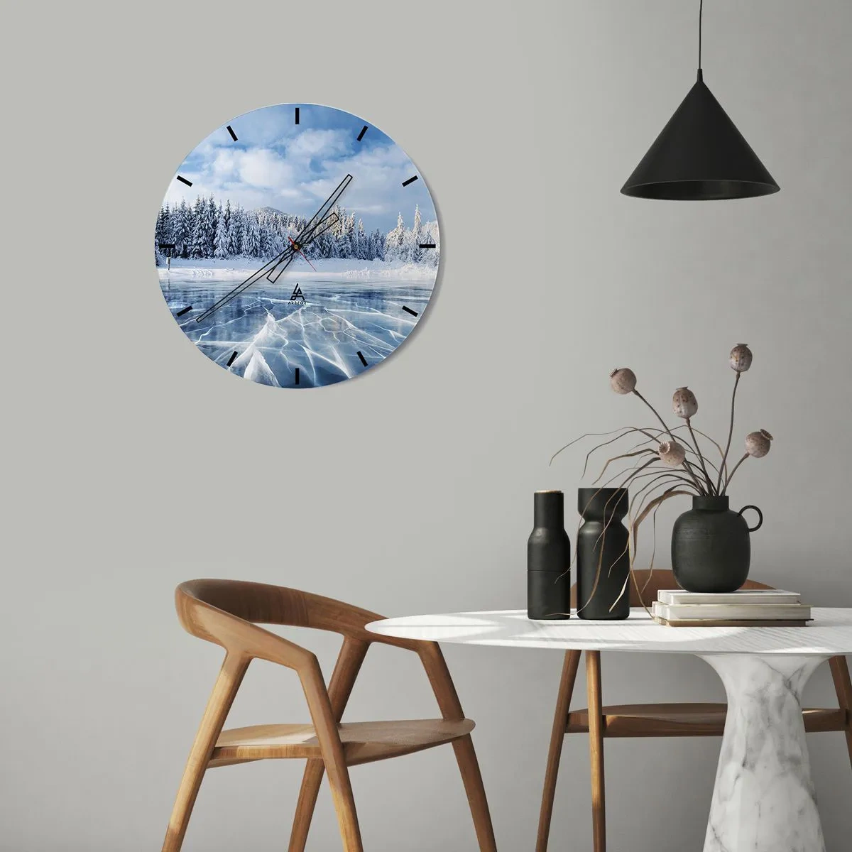 Wandklok - Klok - Winterlandschap met een bevroren meer en sparrenbomen - 30x30cm - Een oogverblindend en kristalhelder uitzicht - Moderne wanddecoratie voor woonkamer, keuken en slaapkamer ARTTOR