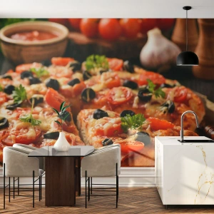 Fotobehang Standard Eco - Smakelijke pizza met tomaten, olijven en kruiden - 100x70cm - Je bent er weer mee weggekomen - Moderne wanddecoratie voor woonkamer en slaapkamer ARTTOR