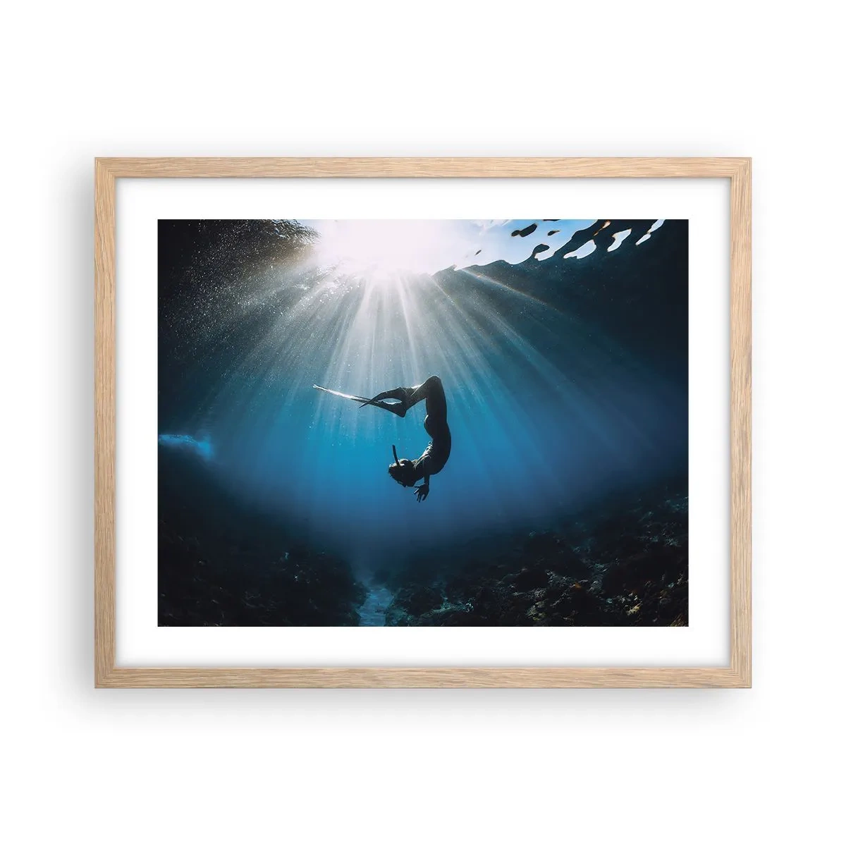 Een poster in een licht eiken lijst - onderwaterdans - 50x40 cm