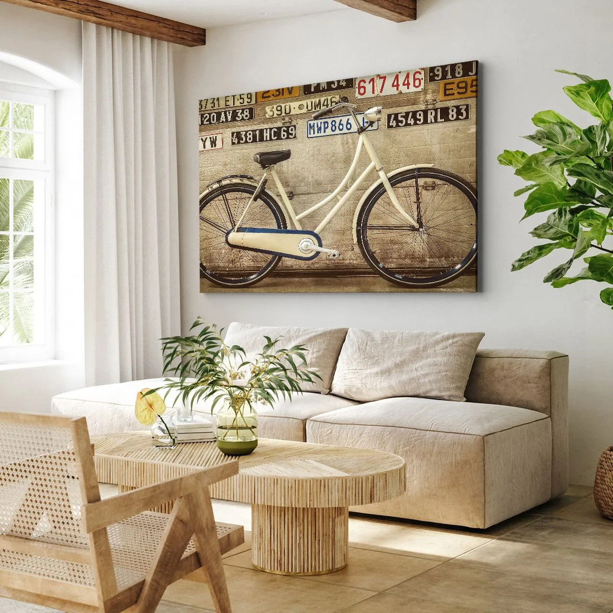 Schilderen op canvas - Een retrofiets tegen een muur versierd met kentekenplaten - 70x50cm - Zonder complexen - Moderne wanddecoratie voor woonkamer en slaapkamer ARTTOR