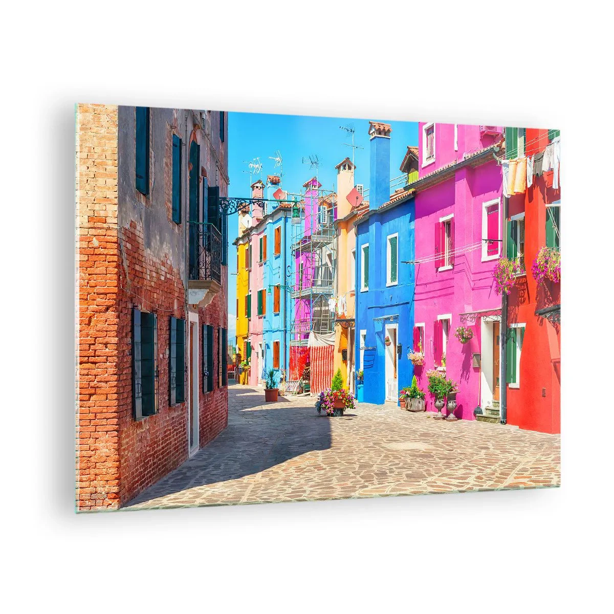 Schilderen op glas - Kleurrijke gebouwen in een smalle straat in een zonnig stadje - 70x50cm - Stadje "De Papegaai" - Moderne wanddecoratie voor woonkamer en slaapkamer ARTTOR