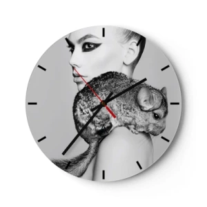 Wandklok - Klok - Portret van een vrouw met een chinchilla in zwart-wit - 30x30cm - Dame met een chinchilla - Moderne wanddecoratie voor woonkamer, keuken en slaapkamer ARTTOR