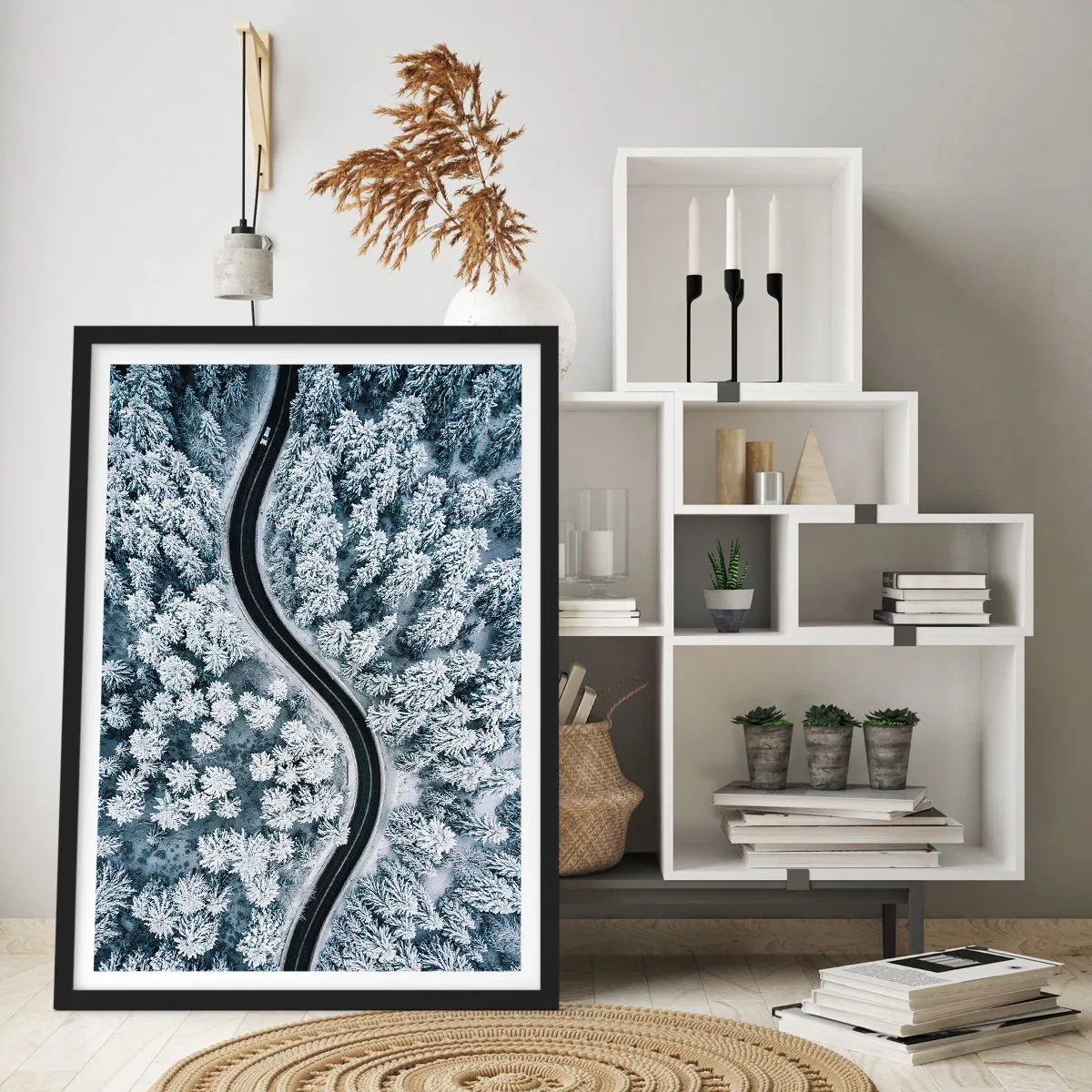Poster in een zwarte lijst - Door het winterbos - 40x50 cm