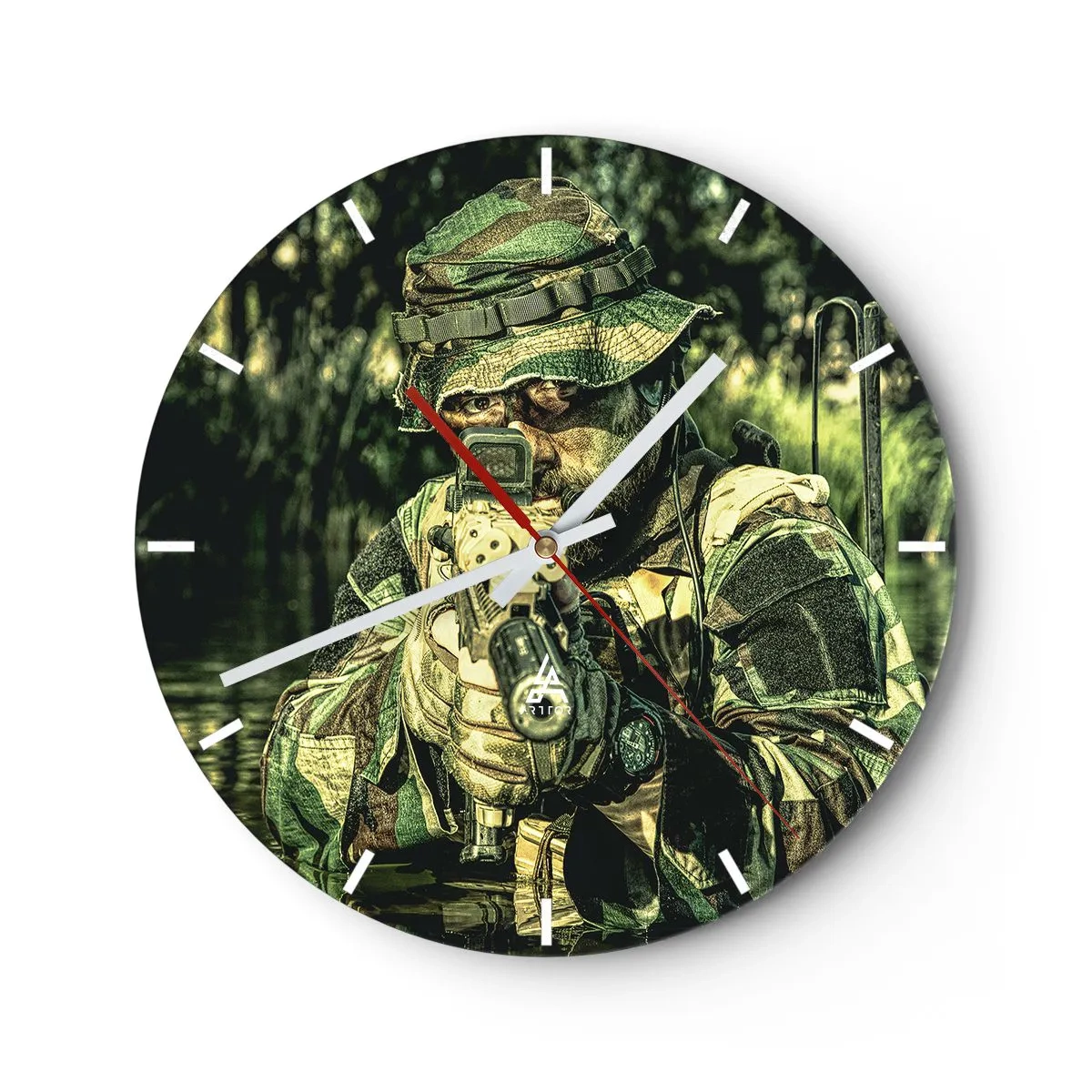 Wandklok - Klok - Een soldaat in camouflage richt zijn pijlen op het terrein in een bosgebied. - 30x30cm - Het beste van het beste - Moderne wanddecoratie voor woonkamer, keuken en slaapkamer ARTTOR