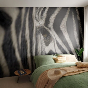 Fotobehang Standard Eco - Close-up van het oog van een zebra met zwart-witte strepen - 100x70cm - Gestreept portret - Moderne wanddecoratie voor woonkamer en slaapkamer ARTTOR